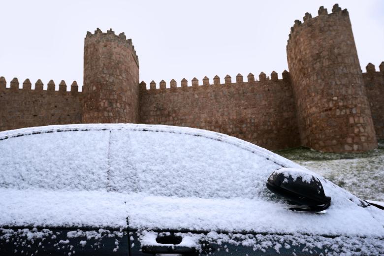 ÁVILA (ESPAÑA), 05/01/2026.- Vista de la nieve en Ávila este lunes que ha registrado temperaturas de menos seis grados durante la madrugada. EFE/ Raúl Sanchidrián