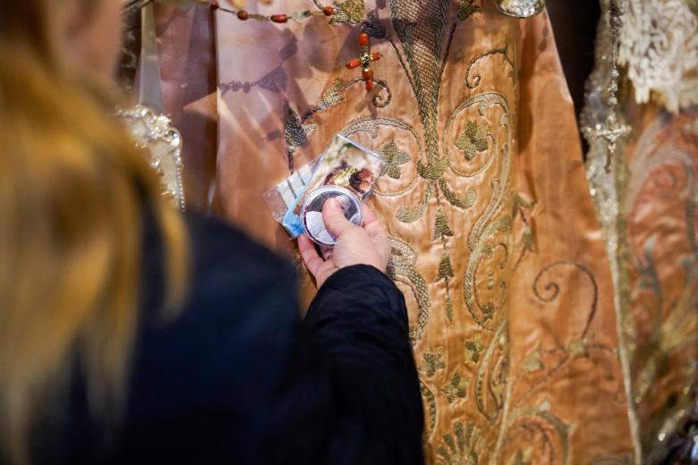 Besamanos a la Virgen de los Remedios en la parroquia de San Lorenzo (Córdoba)