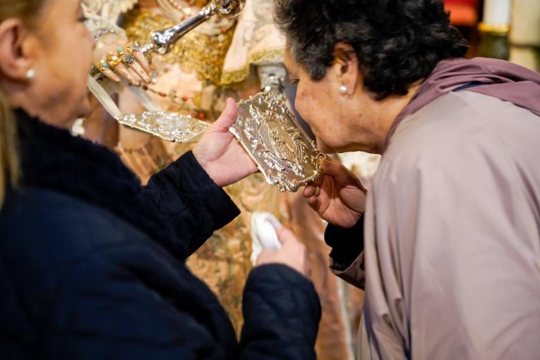 Besamanos a la Virgen de los Remedios en la parroquia de San Lorenzo (Córdoba)