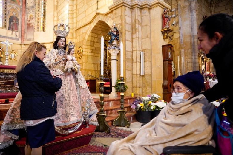 Besamanos a la Virgen de los Remedios en la parroquia de San Lorenzo (Córdoba)