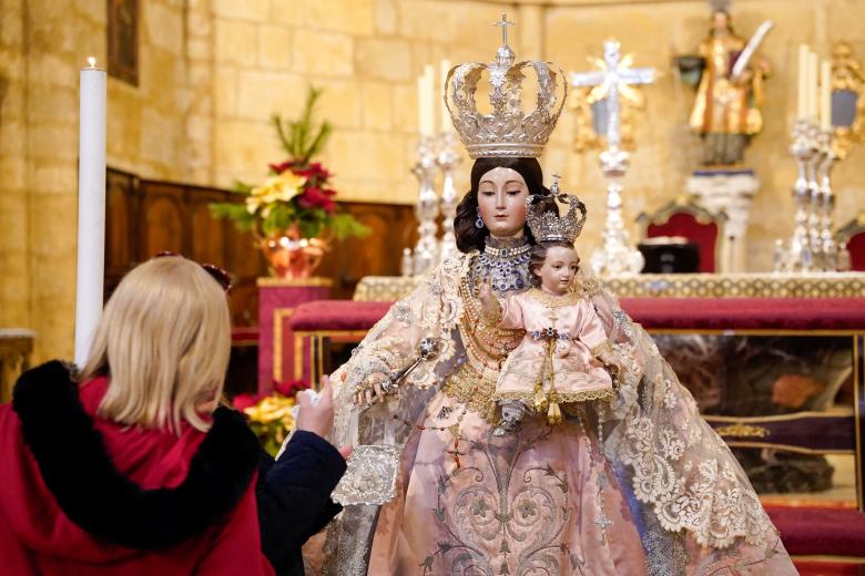 Besamanos a la Virgen de los Remedios en la parroquia de San Lorenzo (Córdoba)