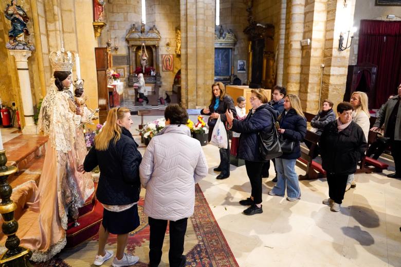 Besamanos a la Virgen de los Remedios en la parroquia de San Lorenzo (Córdoba)
