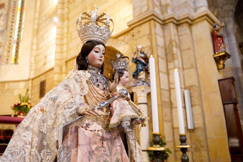 Besamanos a la Virgen de los Remedios en la parroquia de San Lorenzo (Córdoba)