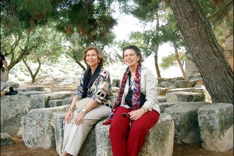 La reina Sofía durante una visita privada a Siria con su hermana Irene. Desde los años 80, Irene compartía techo y confidencias con su hermana. Muchos en la Casa Real se referían a la zona de la residencia en la que vivía como «el ala griega» de Zarzuela.
