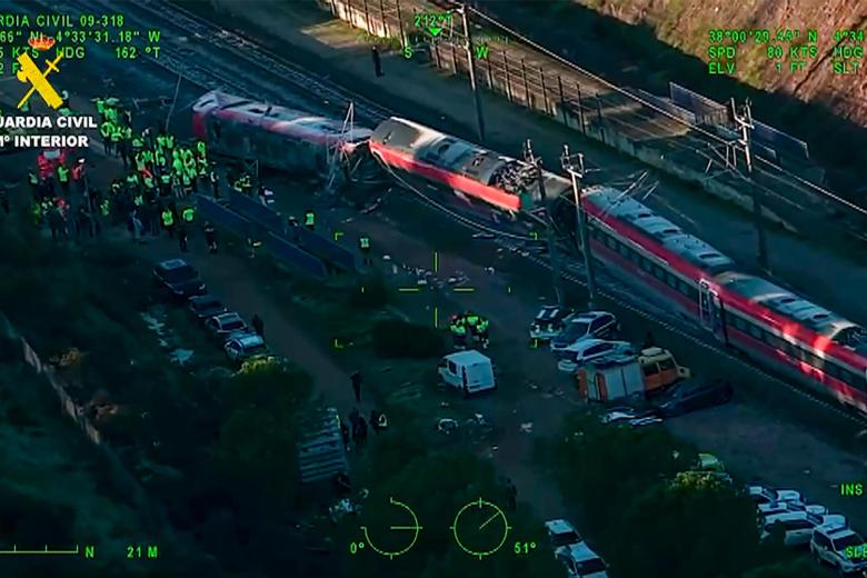 ADAMUZ (CÓRDOBA), 19/01/2026.-Vista aérea del accidente de trenes cerca de Adamuz (Córdoba) este lunes. Un total de 39 personas han fallecido en el accidente de trenes de Ademuz (Córdoba), cuando un tren de la compañía Iryo que había salido de Málaga con destino a Puerta de Atocha (Madrid) con 317 personas a bordo descarriló sus tres últimos vagones e invadió la vía contigua por la que en ese momento circulaba otro convoy de Renfe con destino a Huelva, que también descarriló.-EFE/ Guardia Civil ***SOLO USO EDITORIAL/SOLO DISPONIBLE PARA ILUSTRAR LA NOTICIA QUE ACOMPAÑA (CRÉDITO OBLIGATORIO)***