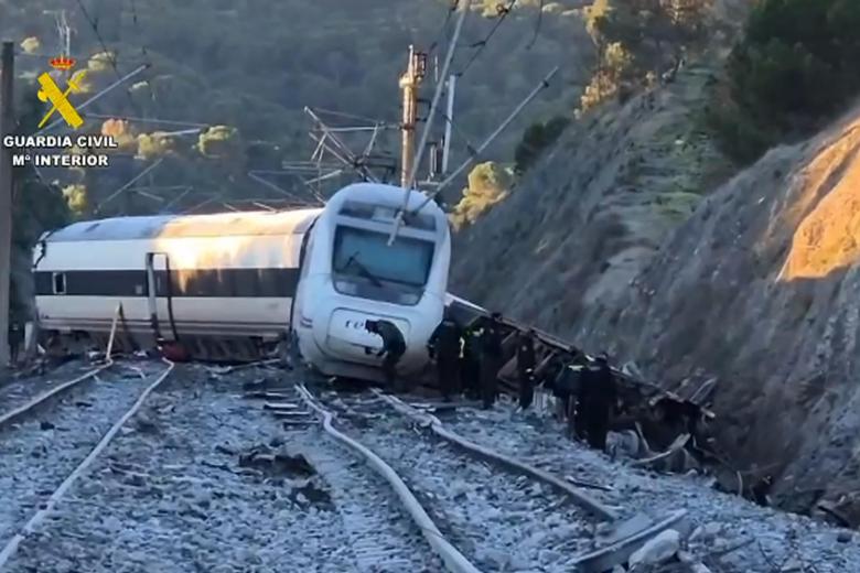 ADAMUZ (CÓRDOBA), 19/01/2026.-Vista aérea del accidente de trenes cerca de Adamuz (Córdoba) este lunes. Un total de 39 personas han fallecido en el accidente de trenes de Ademuz (Córdoba), cuando un tren de la compañía Iryo que había salido de Málaga con destino a Puerta de Atocha (Madrid) con 317 personas a bordo descarriló sus tres últimos vagones e invadió la vía contigua por la que en ese momento circulaba otro convoy de Renfe con destino a Huelva, que también descarriló.-EFE/ Guardia Civil ***SOLO USO EDITORIAL/SOLO DISPONIBLE PARA ILUSTRAR LA NOTICIA QUE ACOMPAÑA (CRÉDITO OBLIGATORIO)***