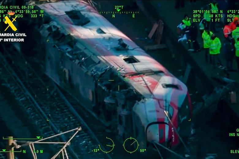 ADAMUZ (CÓRDOBA), 19/01/2026.-Vista aérea del accidente de trenes cerca de Adamuz (Córdoba) este lunes. Un total de 39 personas han fallecido en el accidente de trenes de Ademuz (Córdoba), cuando un tren de la compañía Iryo que había salido de Málaga con destino a Puerta de Atocha (Madrid) con 317 personas a bordo descarriló sus tres últimos vagones e invadió la vía contigua por la que en ese momento circulaba otro convoy de Renfe con destino a Huelva, que también descarriló.-EFE/ Guardia Civil ***SOLO USO EDITORIAL/SOLO DISPONIBLE PARA ILUSTRAR LA NOTICIA QUE ACOMPAÑA (CRÉDITO OBLIGATORIO)***