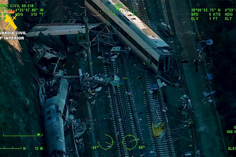 ADAMUZ (ESPAÑA), 19/01/2026.- Captura de un vídeo facilitado por la Guardia Civil que muestra a un experto analizando una de las vías tras el accidente ferroviario registrado ayer en Adamuz (Córdoba), en el que al menos 39 personas han muerto y un centenar han resultado heridas. EFE/ Captura de vídeo de la Guardia Civil // SOLO USO EDITORIAL/SOLO DISPONIBLE PARA ILUSTRAR LA NOTICIA QUE ACOMPAÑA (CRÉDITO OBLIGATORIO)