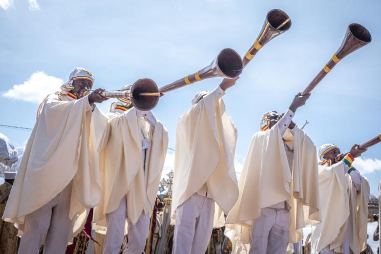 Los fieles tocan instrumentos de viento tradicionales. Los fieles consideran el Timkat una festividad religiosa importante, casi tan significativa como la Pascua y la Navidad. Fue inscrito por la Organización de las Naciones Unidas para la Educación, la Ciencia y la Cultura (UNESCO) como Patrimonio Cultural Inmaterial de la Humanidad en 2019