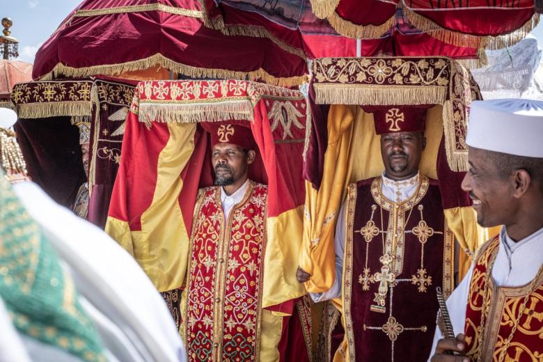 Altos clérigos ortodoxos llevan réplicas del Arca de la Alianza sobre sus cabezas antes del inicio de la procesión hacia las principales iglesias de Adís Abeba, donde se conservan los objetos sagrados. A las réplicas del Arca de la Alianza también se las conoce como tabots, y, según la tradición, contienen los Diez Mandamientos bíblicos.