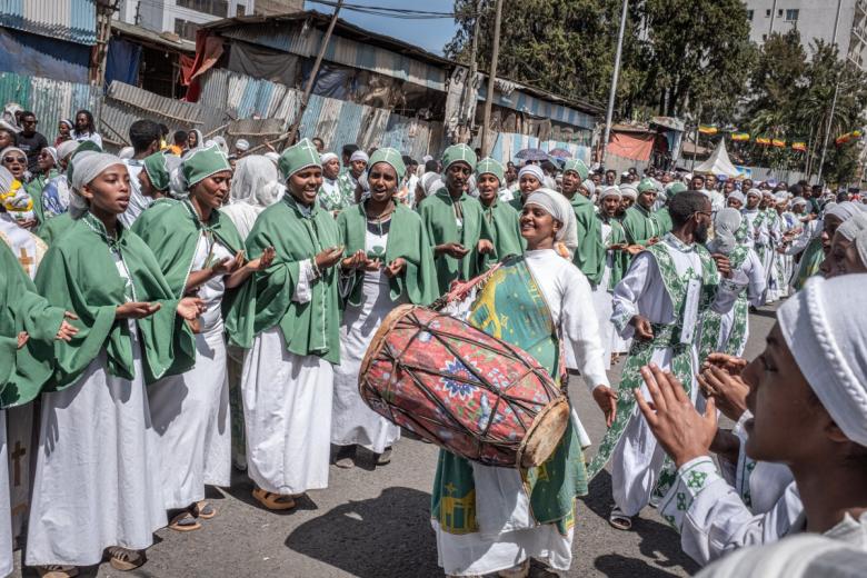 Mujeres jóvenes cantan himnos durante la liturgia. Los tamborileros de las iglesias entonan canciones espirituales mientras acompañan el tabot de su comunidad.