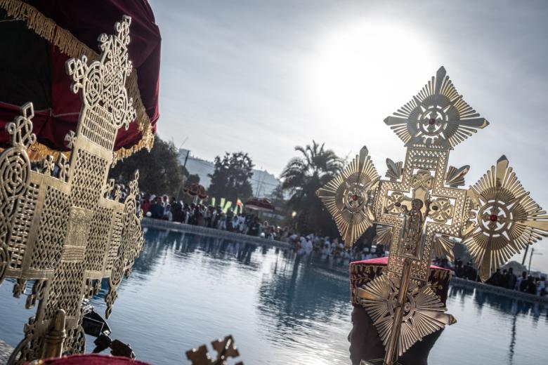 Dos grandes ortodoxos, sostenidos por un clérigo de alto rango cerca de la piscina ceremonial. Cientos de miles de personas en todo el país acudieron a celebrar Timket.