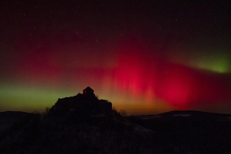 La aurora boreal ilumina el cielo sobre el castillo de Salgo en Salgotarjan (Hungría).