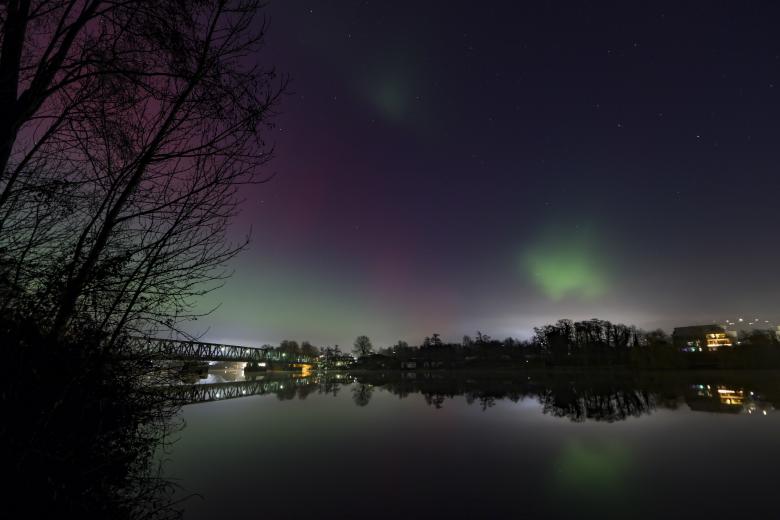 Las auroras boreales iluminan el cielo nocturno sobre el lago Baldeneysee en Essen, Alemania.