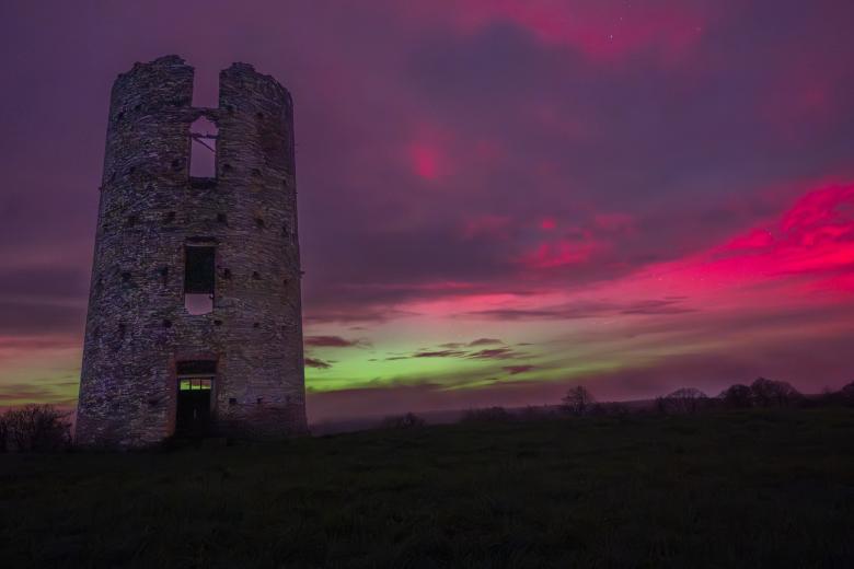 Aurora boreal vista en las últimas horas en el yacimiento de Moulin de la Grée (Francia).