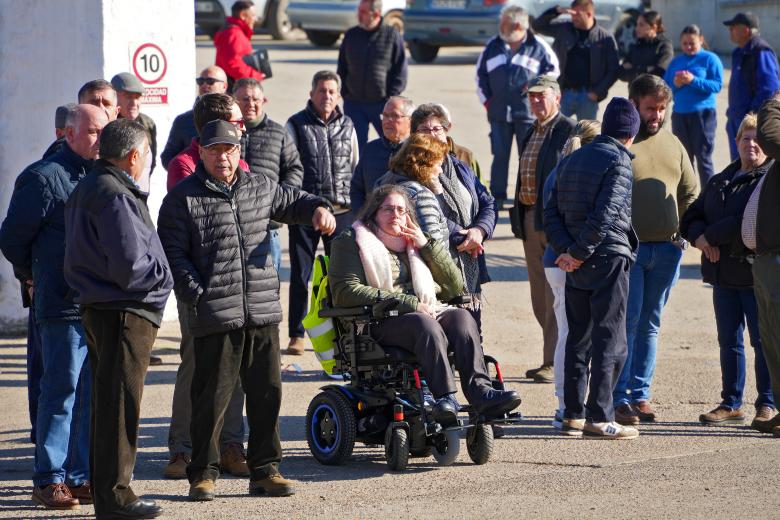 Vecinos y medios de comunicación estuvieron esperando a la entrada de Adamuz para saludar a los monarcas