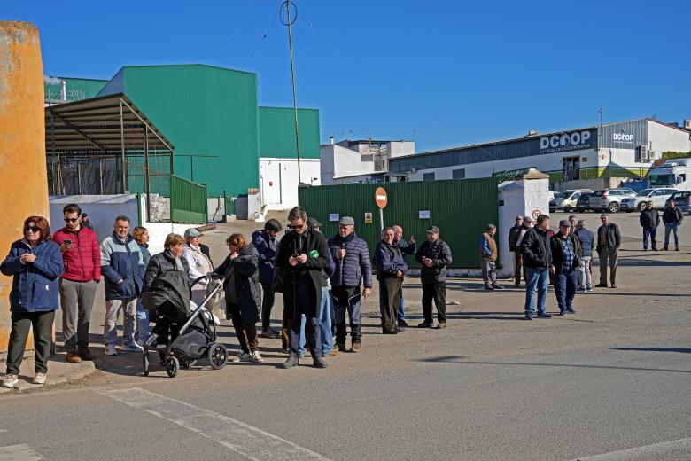 Vecinos y medios de comunicación estuvieron esperando a la entrada de Adamuz para saludar a los monarcas