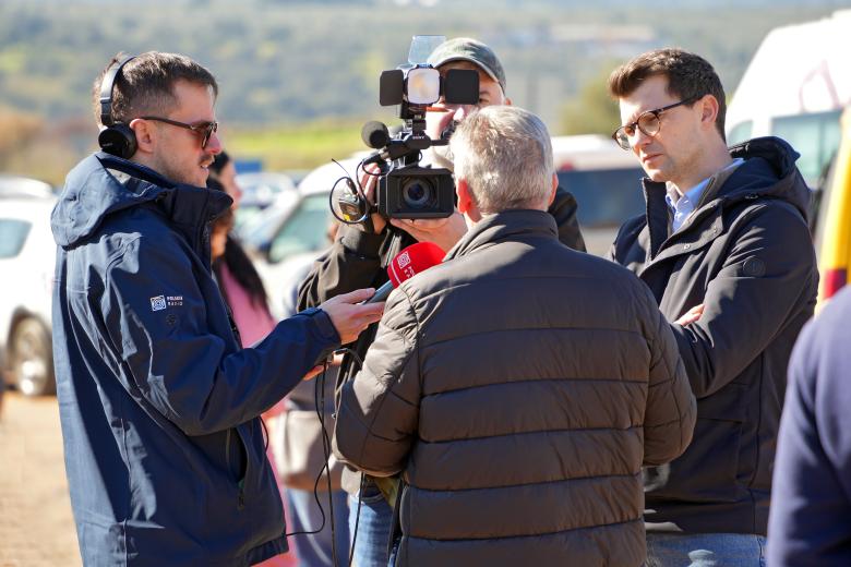 Vecinos y medios de comunicación estuvieron esperando a la entrada de Adamuz para saludar a los monarcas