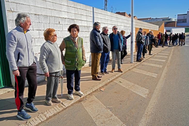 Vecinos y medios de comunicación estuvieron esperando a la entrada de Adamuz para saludar a los monarcas