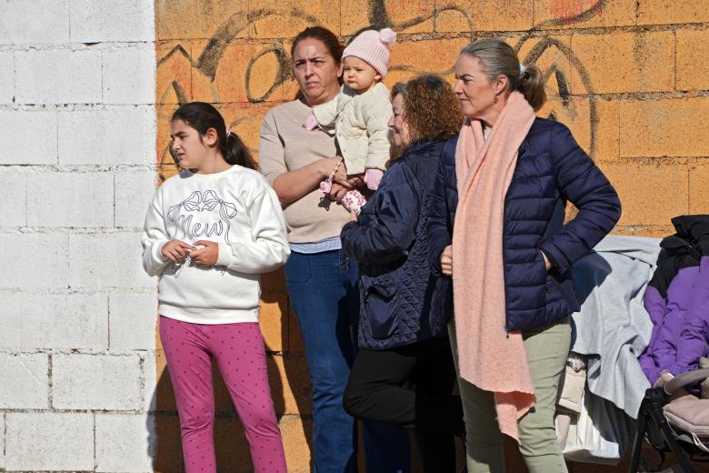 Vecinos y medios de comunicación estuvieron esperando a la entrada de Adamuz para saludar a los monarcas