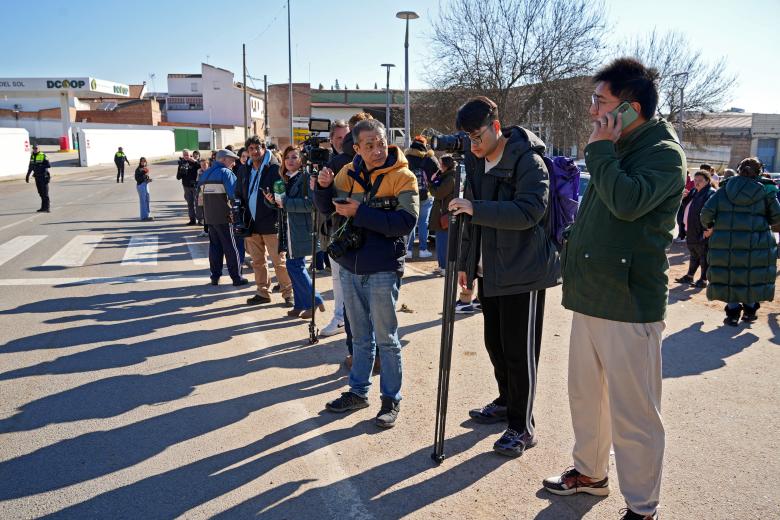 Vecinos y medios de comunicación estuvieron esperando a la entrada de Adamuz para saludar a los monarcas
