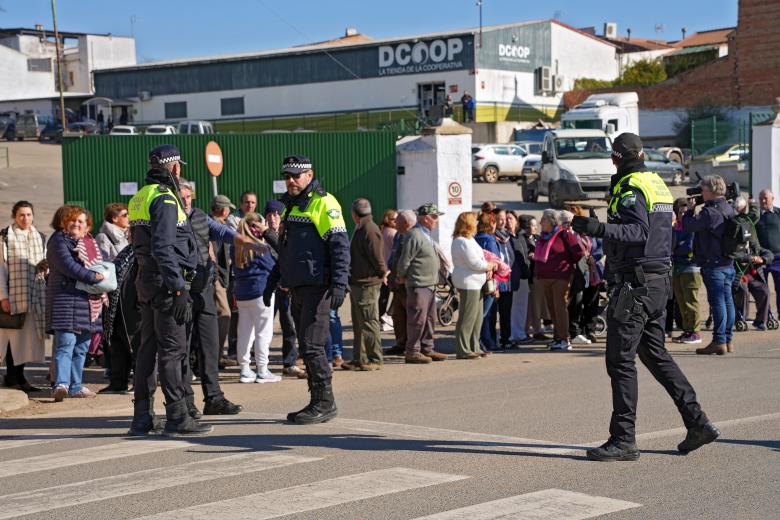 Vecinos y medios de comunicación estuvieron esperando a la entrada de Adamuz para saludar a los monarcas