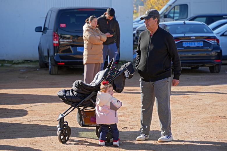 Vecinos y medios de comunicación estuvieron esperando a la entrada de Adamuz para saludar a los monarcas