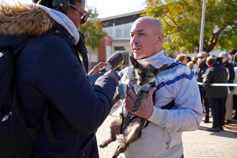 Vecinos y medios de comunicación estuvieron esperando a la entrada de Adamuz para saludar a los monarcas