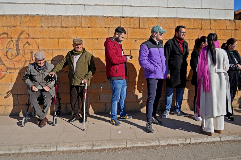 Vecinos y medios de comunicación estuvieron esperando a la entrada de Adamuz para saludar a los monarcas