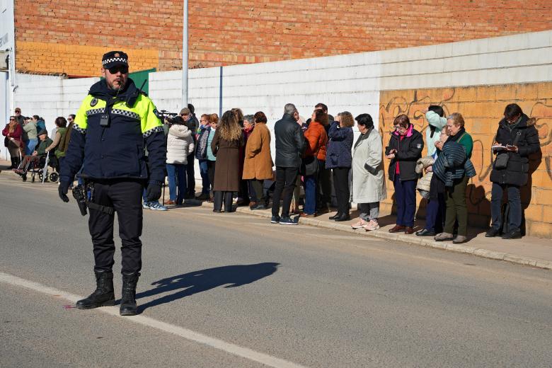 Vecinos y medios de comunicación estuvieron esperando a la entrada de Adamuz para saludar a los monarcas