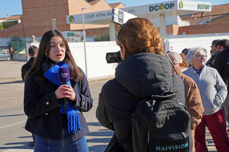 Vecinos y medios de comunicación estuvieron esperando a la entrada de Adamuz para saludar a los monarcas