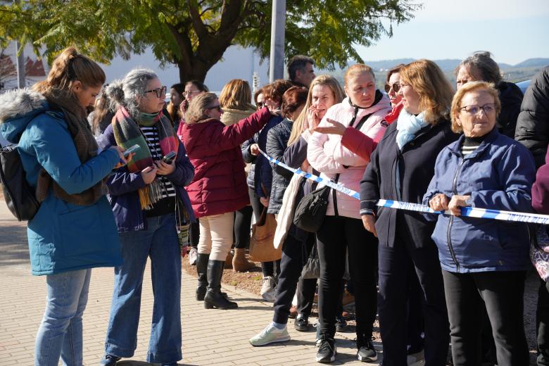 Vecinos y medios de comunicación estuvieron esperando a la entrada de Adamuz para saludar a los monarcas