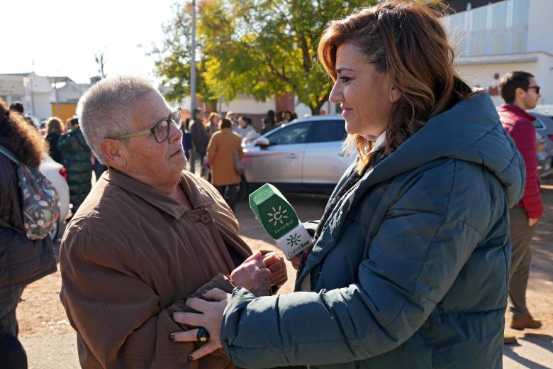 Vecinos y medios de comunicación estuvieron esperando a la entrada de Adamuz para saludar a los monarcas