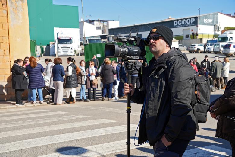 Vecinos y medios de comunicación estuvieron esperando a la entrada de Adamuz para saludar a los monarcas