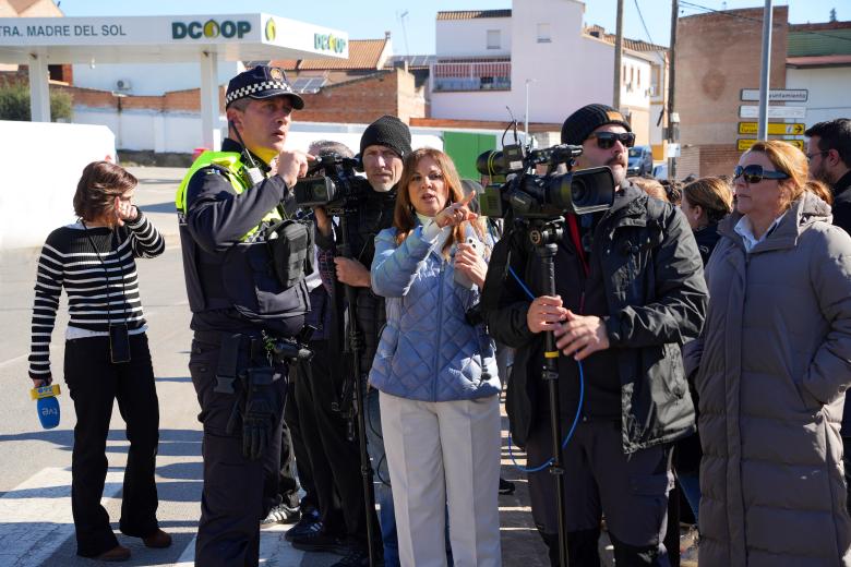 Vecinos y medios de comunicación estuvieron esperando a la entrada de Adamuz para saludar a los monarcas