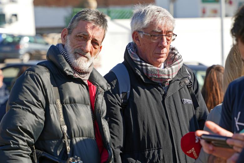 Vecinos y medios de comunicación estuvieron esperando a la entrada de Adamuz para saludar a los monarcas