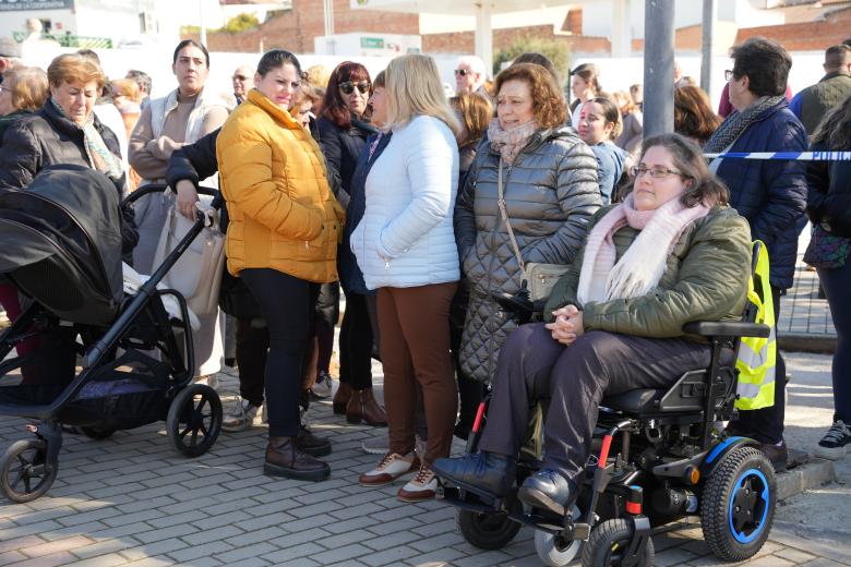Vecinos y medios de comunicación estuvieron esperando a la entrada de Adamuz para saludar a los monarcas