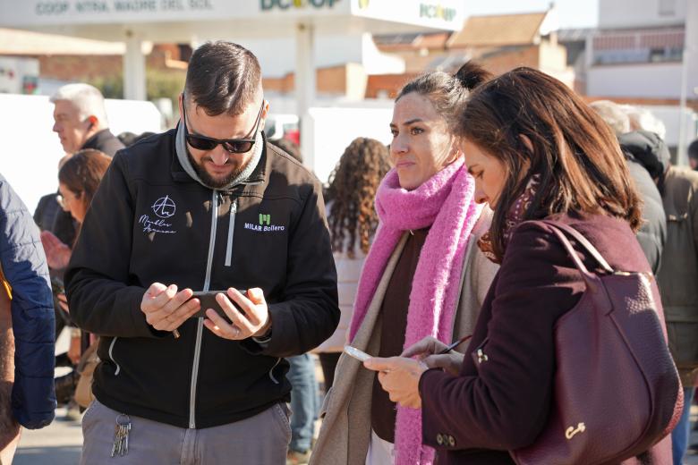 Vecinos y medios de comunicación estuvieron esperando a la entrada de Adamuz para saludar a los monarcas