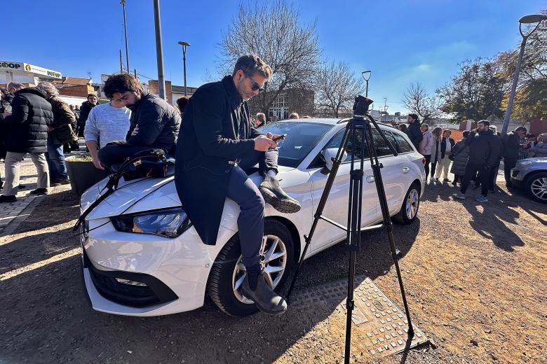 Vecinos y medios de comunicación estuvieron esperando a la entrada de Adamuz para saludar a los monarcas