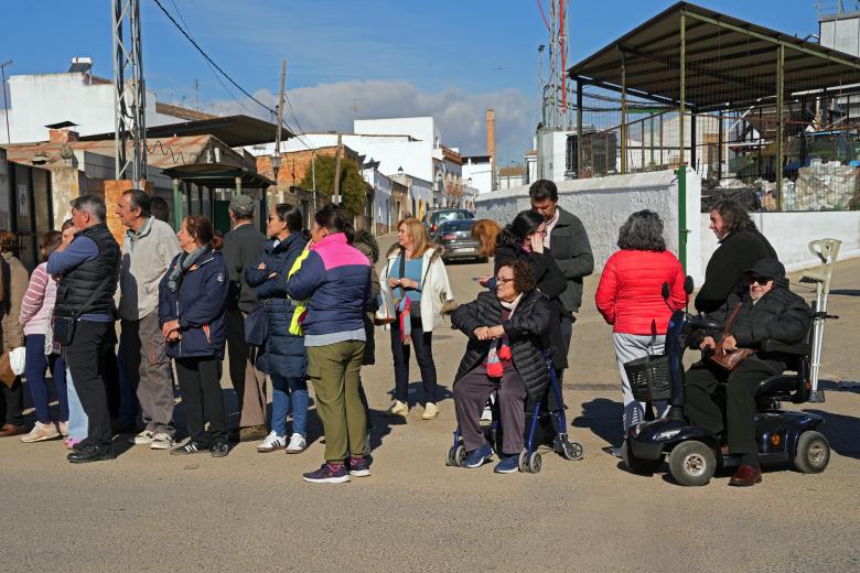 Vecinos y medios de comunicación estuvieron esperando a la entrada de Adamuz para saludar a los monarcas