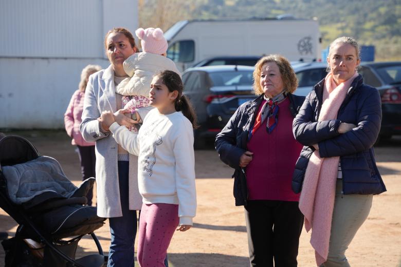 Vecinos y medios de comunicación estuvieron esperando a la entrada de Adamuz para saludar a los monarcas