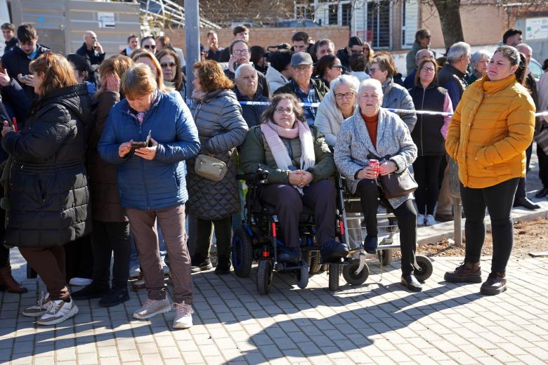 Vecinos y medios de comunicación estuvieron esperando a la entrada de Adamuz para saludar a los monarcas