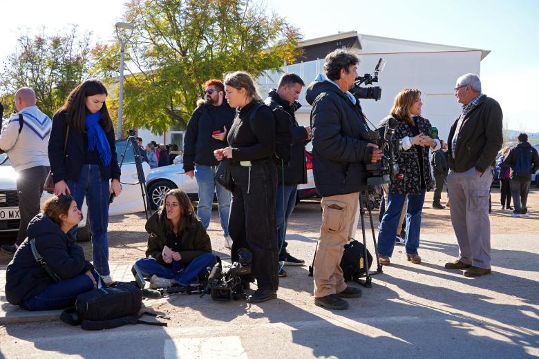 Vecinos y medios de comunicación estuvieron esperando a la entrada de Adamuz para saludar a los monarcas