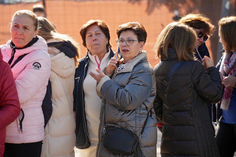 Vecinos y medios de comunicación estuvieron esperando a la entrada de Adamuz para saludar a los monarcas