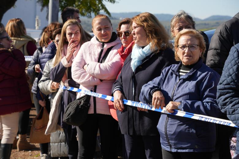 Vecinos y medios de comunicación estuvieron esperando a la entrada de Adamuz para saludar a los monarcas