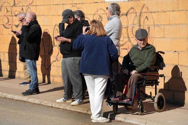 Vecinos y medios de comunicación estuvieron esperando a la entrada de Adamuz para saludar a los monarcas