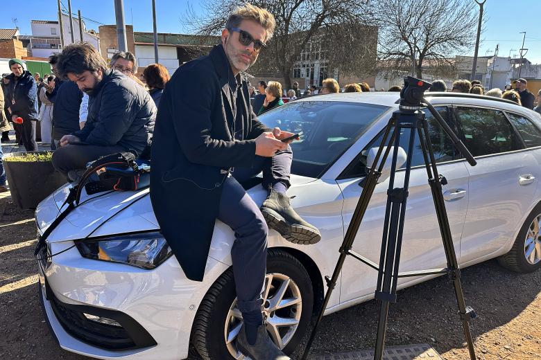 Vecinos y medios de comunicación estuvieron esperando a la entrada de Adamuz para saludar a los monarcas