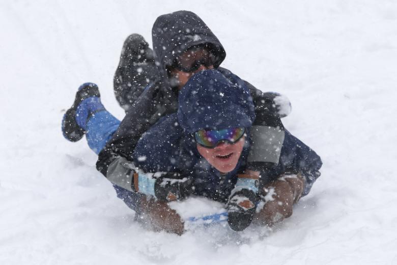 Las familias han aprovechado el Central Park, Nueva York para tirarse por las cuestas en sus trineos