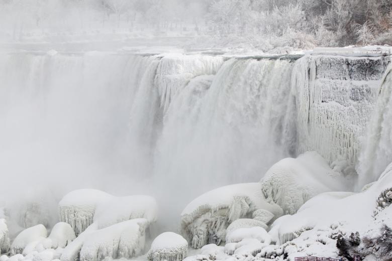 Cataratas del Niágara en su parte estadounidense estaban congeladas por la megatormenta de este sábado en EE.UU.