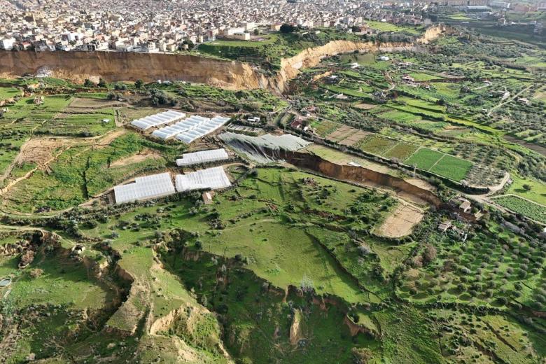 Una vista aérea tomada con un dron muestra el lugar de un deslizamiento de tierra en Niscemi, provincia de Caltanissetta, Sicilia. Toda la cresta sobre la que se asienta la localidad se está moviendo, poniendo en peligro la estabilidad de decenas de edificios. Cerca de 1.500 personas ya se han visto obligadas a abandonar sus hogares, y Protección Civil estima que la cifra aumentará.